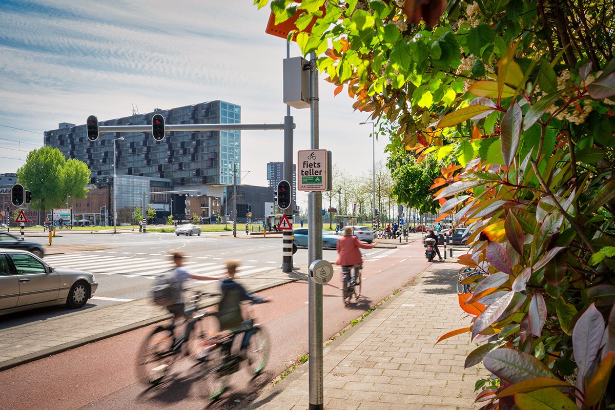 Recognising good, up-to-date data is key in informing policy and infrastructure decisions, <a href="/GemeenteUtrecht/">Gemeente Utrecht</a> initiated a trial.

Using <a href="/Cycle_data/">Cycledata</a> Signum sensors, they determined types, speeds, and position of vehicles on cycle paths with 96-98% accuracy.

nm-magazine.nl/artikelen/fiet…