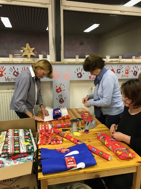 HHT_News's tweet photo. Der Hamburger Geben-und-Nehmen-Adventskalender stellt vor: Glücksstern e.V. – Weihnachtsgeschenke für alle Kinder! Wer helfen möchte findet hier weitere Infos: https://t.co/MHQvrRck6f.
Was sich heute hinter Tür 8 versteckt unter https://t.co/k8F0yYNl0M. #weilwirhamburgsind https://t.co/oWZVkryIaQ