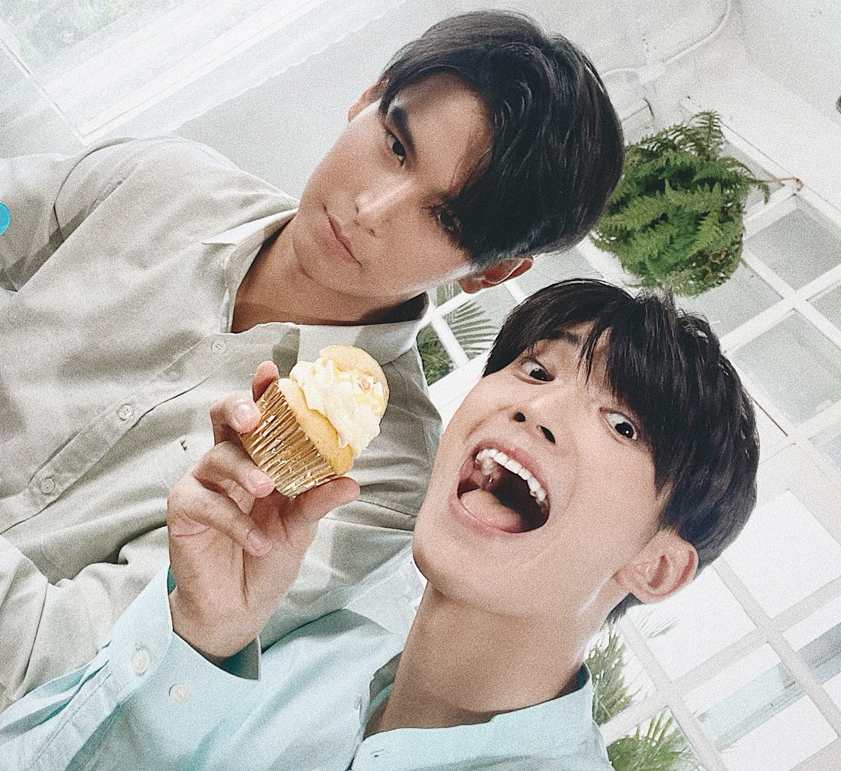 Sixsuperstars's tweet photo. กินเข้าไปๆ เดี๋ยวมีคนงอน 😂 
#จาเฟริสท์ #jafirst #DSNTheSeries #JaPhachara #TeddyJa #First_Chalongrat #FirstLoveIsU https://t.co/XiXHGvKNRQ