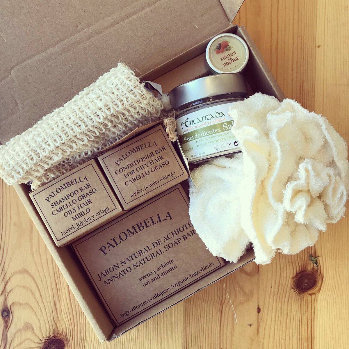 LaFeixa_cat's tweet photo. S’acosten les festes de Nadal 🌟, vols fer un regal 🎁 #sostenible, de #comerçLocal, #ecològic, #saludable i practicar el consum conscient? 🤩

COMPRA’L A LA FEIXA!! 👯‍♀️👯‍♂️

Hi trobaràs bones begudes 🍾, conserves, torrons🍫, aperitius🍢, productes d’autocura i higiene personal💆🏽‍♀️.. https://t.co/StuZLTwpcZ