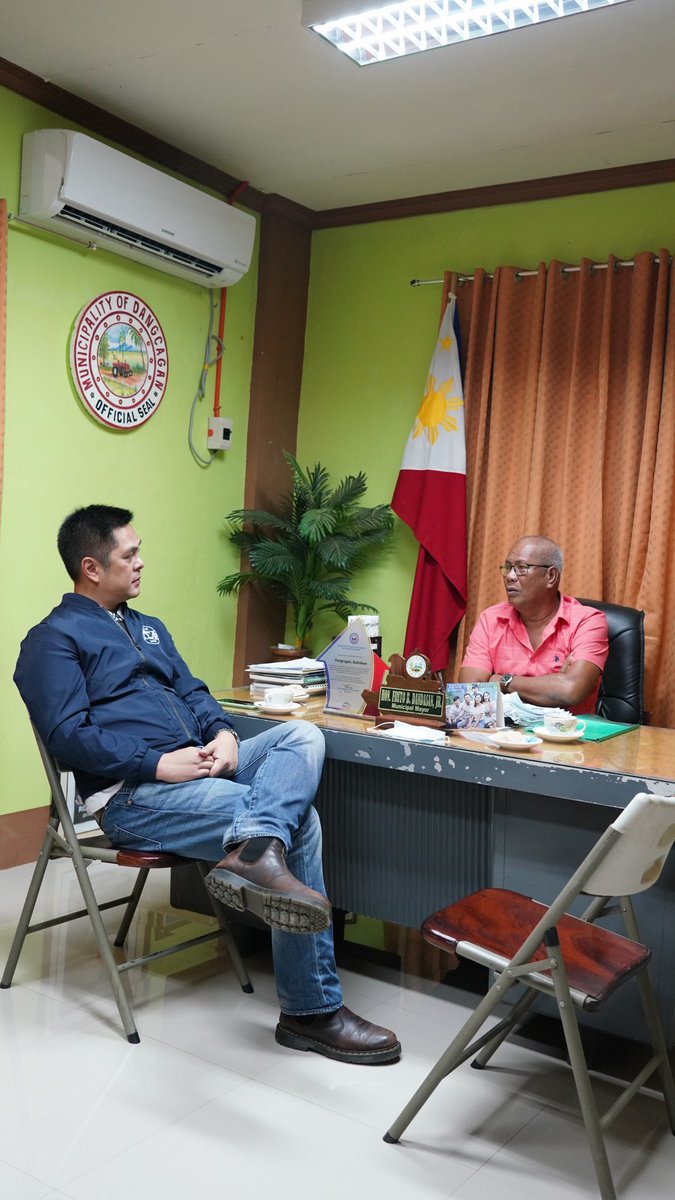 pcogovph's tweet photo. TINGNAN: Bumisita si @pcoogov @SecAndanar sa Dangcagan, Bukidnon para personal na pasalamatan ang LGU sa kanilang suporta sa Duterte Legacy campaign at Network Briefing News.

#workingPCOO
#CORDSx https://t.co/oTwTvlDOxI
