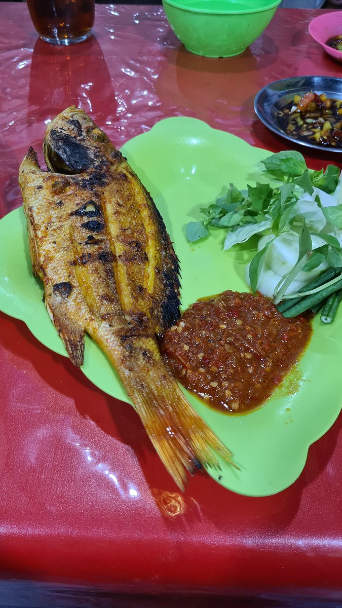 ismailfahmi's tweet photo. Bojonegoro di Sorong

Habis presentasi di Chulalongkorn Thailand, kelaperan telat lunch krn beda jam. Ke km-8 cari ikan bakar lagi.

Lah ndak sengaja, warungnya punya orang Kedungadem, Bojonegoro. https://t.co/SwpHzZU8of