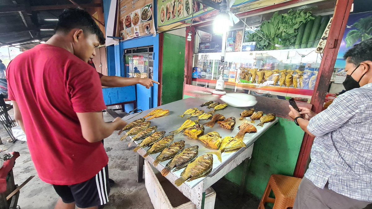 Bojonegoro di Sorong

Habis presentasi di Chulalongkorn Thailand, kelaperan telat lunch krn beda jam. Ke km-8 cari ikan bakar lagi.

Lah ndak sengaja, warungnya punya orang Kedungadem, Bojonegoro.