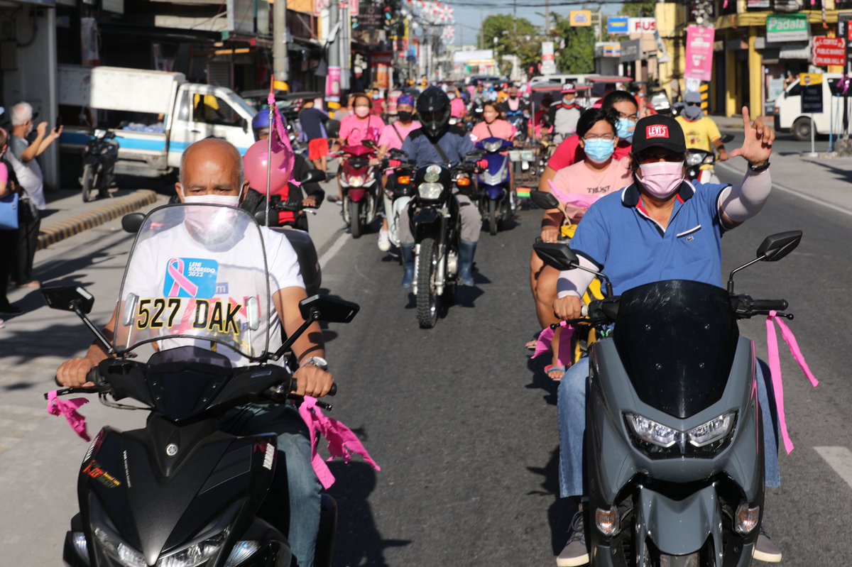 maracepeda's tweet photo. LOOK: Vice President and now presidential aspirant Leni Robredo is welcomed by her Kakampinks in Concepcion, Tarlac. At the static caravan, trike drivers, riders, vendors, and other groups flash the “L” sign for Robredo. 📷: OVP @rapplerdotcom https://t.co/ppKl7PCQzs