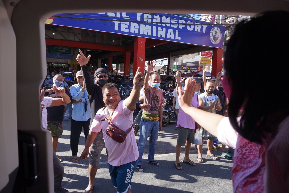 maracepeda's tweet photo. LOOK: Vice President and now presidential aspirant Leni Robredo is welcomed by her Kakampinks in Concepcion, Tarlac. At the static caravan, trike drivers, riders, vendors, and other groups flash the “L” sign for Robredo. 📷: OVP @rapplerdotcom https://t.co/ppKl7PCQzs