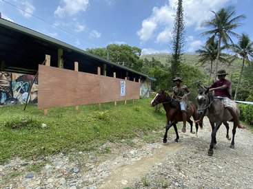 Raphaelgodet's tweet image. #NouvelleCalédonie Après 6h de route depuis Nouméa, puis 30 minutes de chemin depuis Hienghène, nous y voilà : la tribu de Tiendanite. Ici, on a dit 2 fois oui à 100% à l'indépendance lors des précédents référendums. Et dimanche ? Mon reportage @franceinfo francetvinfo.fr/politique/refe…