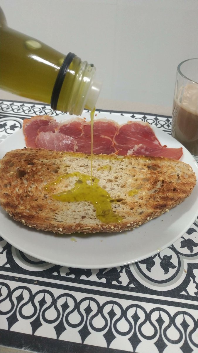 MJGomezCastro's tweet photo. ¡Estamos en campaña!
Aceite de primera prensada, olerlo ya alimenta 🫒🤤

¿Quién se sabe algún beneficio de nuestro AOVE? 🤗

#campaña2122 #AOVE #agricultura #Cordoba #DeLaHuertaALaBoca #Andalucia #tierradeolivos https://t.co/JhXYgZzzm0