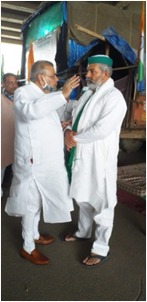 ashoksinghintuc's tweet photo. इंटक के राष्ट्रीय उपाध्यक्ष एवं उत्तर प्रदेश इंटक के अध्यक्ष माननीय अशोक सिंह किसान आंदोलन के समर्थन में श्री राकेश टिकैत से मुलाकात करते हुए!
@kcvenugopalmp 
@priyankagandhi 
@AjayLalluINC https://t.co/W1epzdy8vw