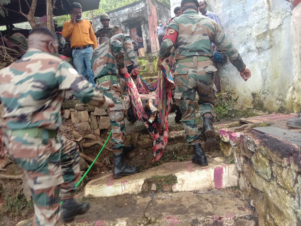 Ajeet1994's tweet photo. UPDATE: 2 bodies were recovered from the accident site.
A helicopter carrying India’s foremost military officer Chief of Defence Staff #BipinRawat crashed near #Ooty, Tamil Nadu. #IndianArmy #helicopter #ARMY https://t.co/8IyUVL6V2a