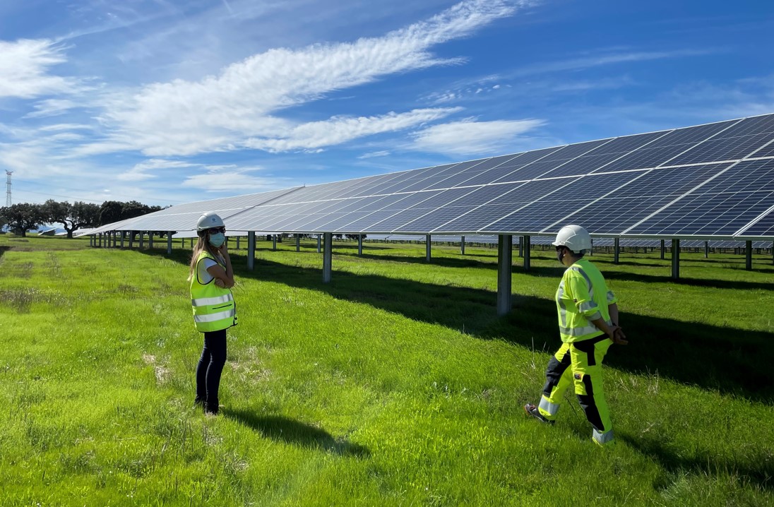 StatkraftES's tweet photo. La planta #TalayuelaSolar, en #Extremadura , es todo un referente socioeconómico 👷♀️🌱☀️
✔️326 puestos de trabajo ocupados por residentes de la localidad Talayuela
✔️400 personas formadas en #energíasolar
✔️1,2 millones de inversión directa en empresas locales https://t.co/LPi5iSWJ1N
