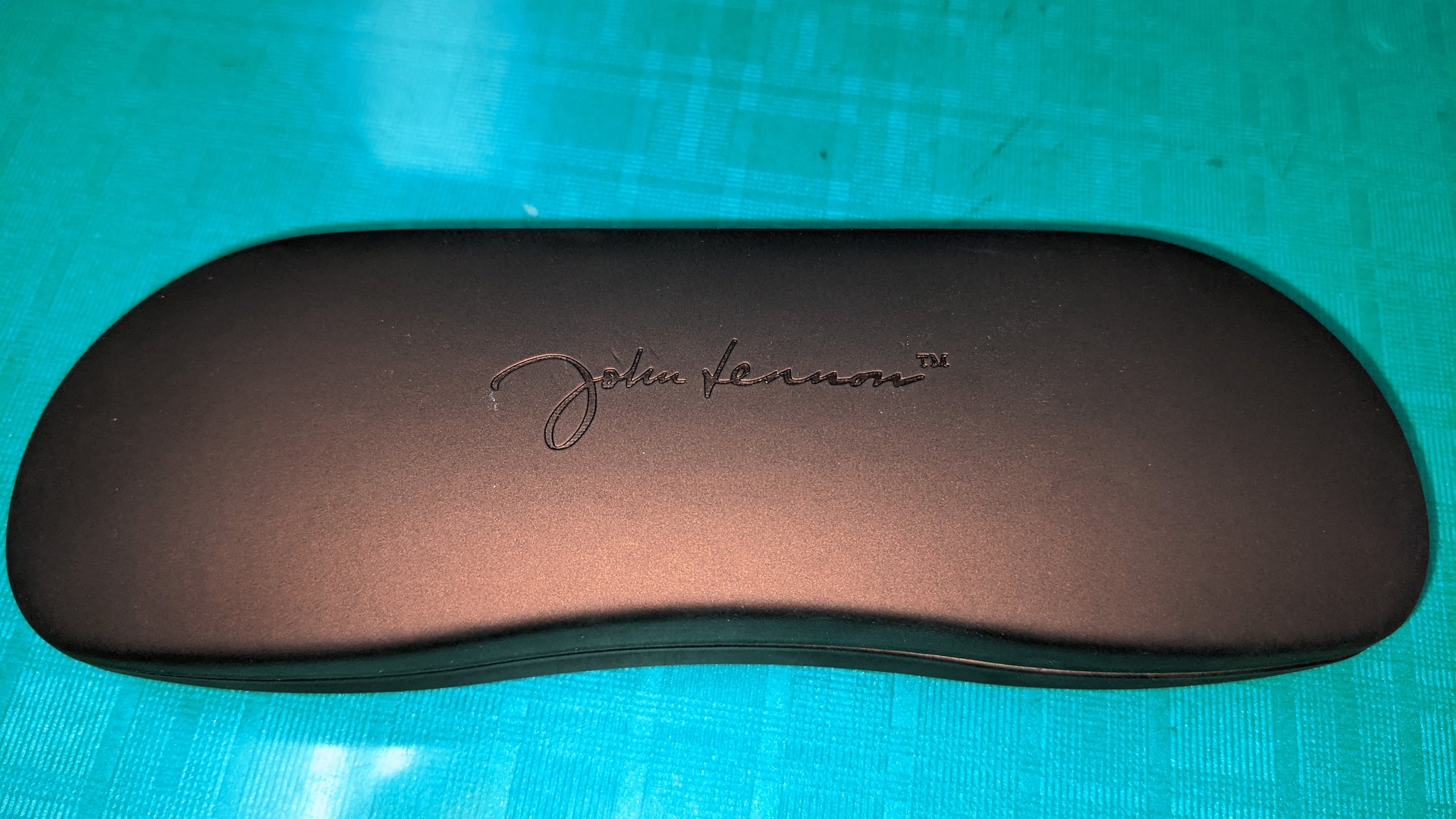 تويتر はいね犬 على تويتر 1ヶ月ちょい前に眼鏡を新調した時にめっちゃ気になってしまったフレームを我慢できずに購入 受け取りの時 ジョンレノン 専用ケースですって ジョンレノン フレームの名前が ジョンレノン だってｗ オノ ヨーコさんのイラスト