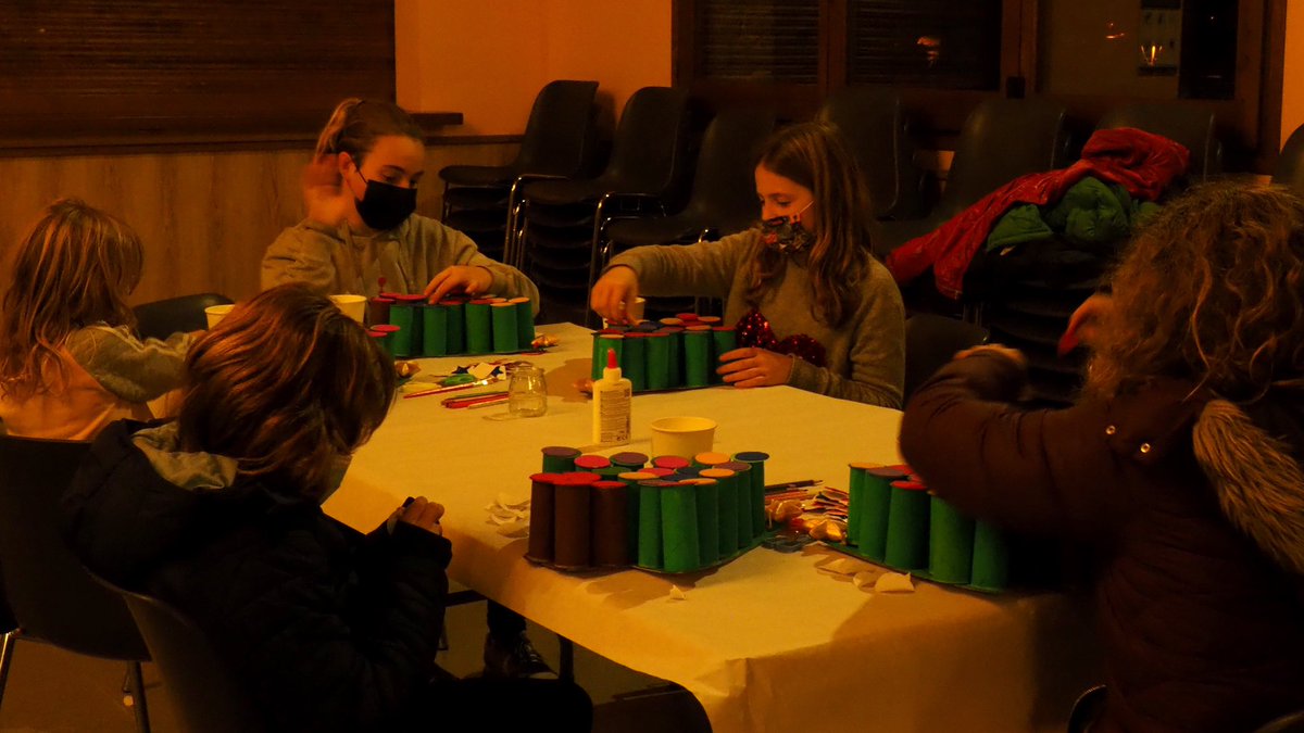 luxmundi_cat's tweet image. Aquest #pont, al taller de #Nadal a #Rupit, hem decorat el nostre #calendari d'advent, hem fet garlandes i hem pintat postals de Nadal.
Esperem que hàgiu gaudit del taller!