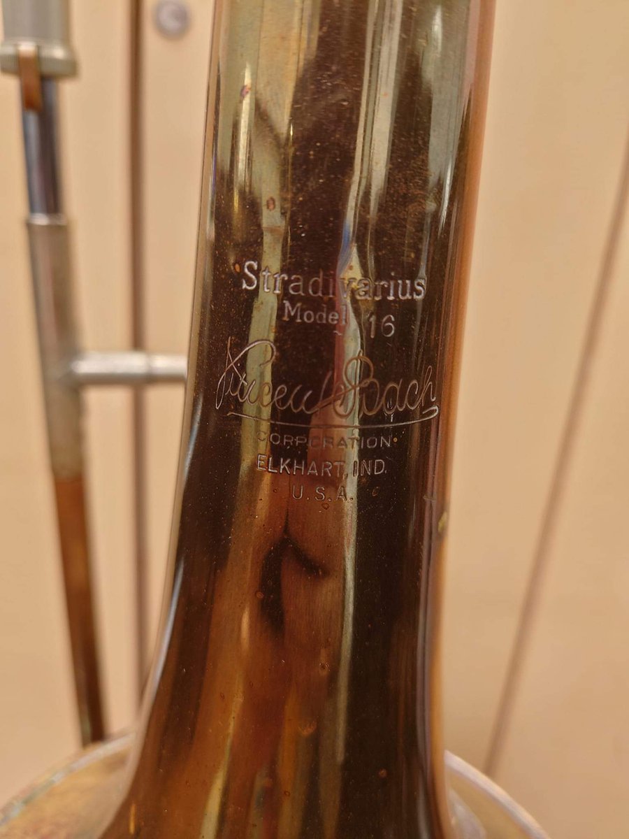 trombonehideki's tweet photo. 最近はShiresを使ってますが、今日は久しぶりに私物のBach16を吹いています(^^)
凄く古くてエルクハートの銘が入っています。
スライドはだいぶヘタっていますが音色は今だに一級品(^^)
ほぼノーラッカーのため、持つ手が真っ黒に(笑)
手以外が黒くならないように気をつけます🐼
#Bach16
#トロンボーン https://t.co/7BFgG62slO