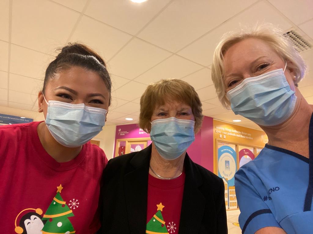 teamCNO_'s tweet image. Our @CNOEngland this morning with the very first person to receive an NHS-approved #CovidVaccine, and the incredible nurse who delivered it. 

Maggie and May.💙

These are the inspiring moments that make being part of #teamCNO so special. #ThankYouNHS