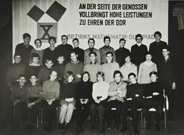 PoliticayModa's tweet photo. Tampoco su gesto nació con la cancillería ni fue obra de ningún asesor.El gesto campanar o diamante de Merkel es de protección, concretamente de protección de sentimientos (estómago) y ya en 1971 lo adoptaba. Hoy, much@s lo emulan como muestra de liderazgo #putama #bodylanguage https://t.co/yzxKA89EUC