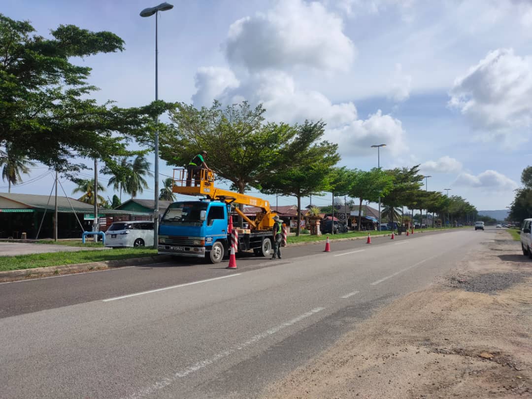 jkrkemaman's tweet photo. Kerja-Kerja Penyelenggaraan Lampu Jalan bermula dari Masjid Jamek Kerteh ke Persimpangan Sekolah Rendah Gelugur.@JKRTerengganu @yusufghani200 @HasliJKR  @MoALiS114 @JKR_ckeTrg @sabira69914729 https://t.co/KolOUH8dsR