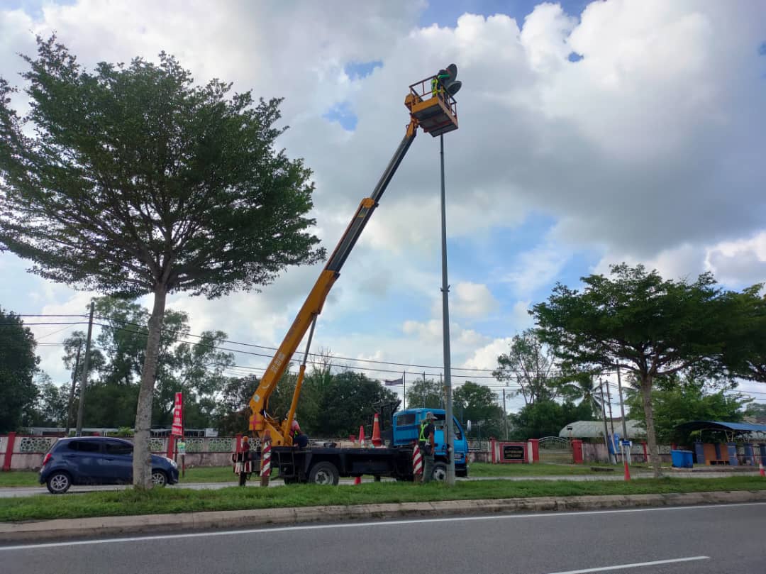 Kerja-Kerja Penyelenggaraan Lampu Jalan bermula dari Masjid Jamek Kerteh ke Persimpangan Sekolah Rendah Gelugur.<a href="/JKRTerengganu/">JKR Terengganu</a> <a href="/yusufghani200/">تذكرة</a> <a href="/HasliJKR/">Hasli Ibrahim (Ir. Dr.)</a>  <a href="/MoALiS114/">MoALiS</a> <a href="/JKR_ckeTrg/">JKR CKE TRG</a> <a href="/sabira69914729/">sabira</a>