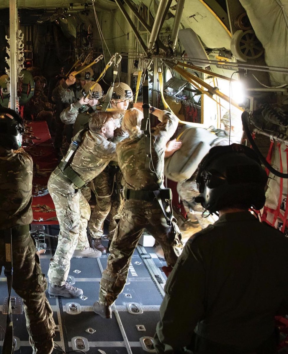 TheParachuteReg's tweet photo. Exercise Pegasus Landing run from @RAFBrizeNorton. Keeps @16AirAssltBCT Paratroopers in-date for very high readiness parachute operations.
#UtrinqueParatus
#AdUnumOmnes
#KnowledgeDispelsFear https://t.co/2Dx8xmxwo6