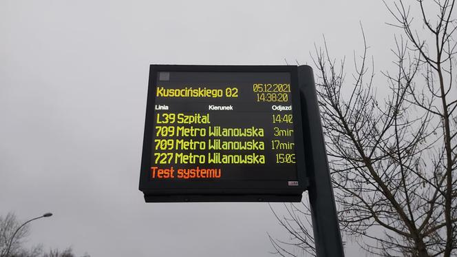 PlusWarszawa's tweet photo. Kiedy przyjedzie autobus? Tego pasażerowie z #Piaseczno dowiedzą się z elektronicznych ekranów. Pierwsze z nich już zamontowano. Sprawdziliśmy, gdzie stanęły >> https://t.co/hetxDgZSDg https://t.co/5tZdohTt0o