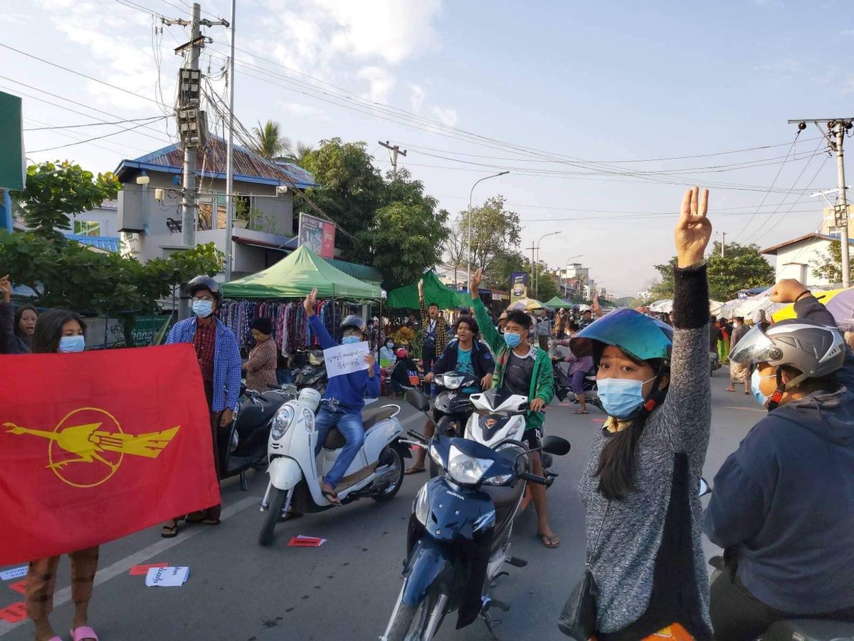 Myanmar_Now_Eng's tweet photo. Despite brutal tactics by Myanmar's military dictatorship to break up flash protests, locals staged a demonstration near Mandalay University today (Dec 8). 

Photos: CJ

#WhatsHappeningInMyamar https://t.co/AoYhhfCjxW