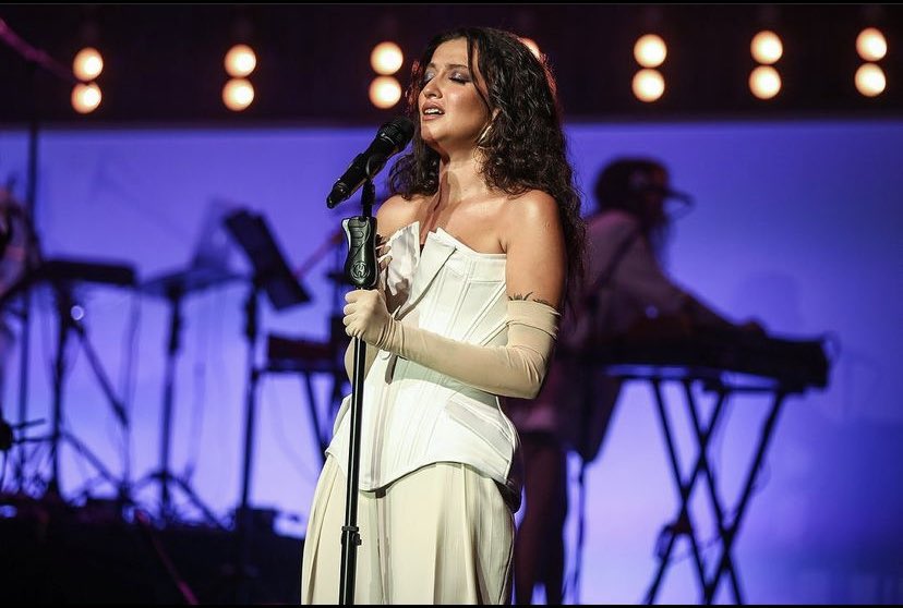 radyogusto's tweet photo. Melike Şahin’in konser kostümlerini abartabilir miyiz biraz… https://t.co/Fi8GUPpOcr