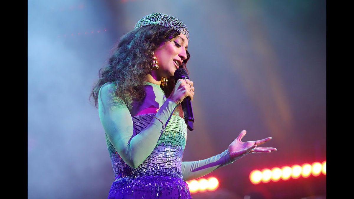 radyogusto's tweet photo. Melike Şahin’in konser kostümlerini abartabilir miyiz biraz… https://t.co/Fi8GUPpOcr