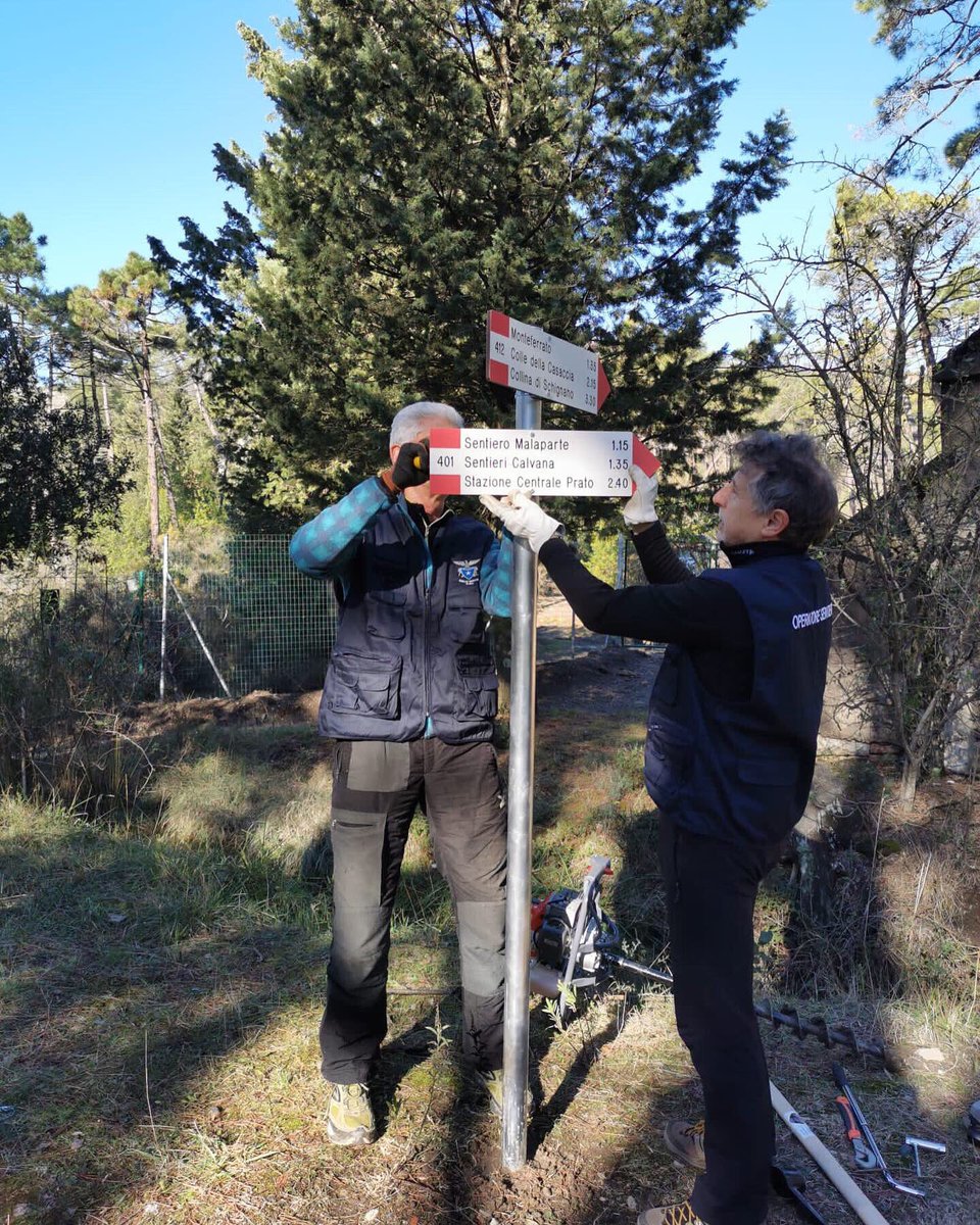 GabrieleBosi's tweet photo. E’ sempre bello quando i progetti diventano realtà!
Il #CAI di #Prato ha iniziato a posizionare la nuova segnaletica sui nostri sentieri, come previsto dal progetto di collaborazione che abbiamo sottoscritto come Assessorato al #Turismo.
Grazie ai #volontari per il loro #lavoro! https://t.co/UNWDGlH0I6