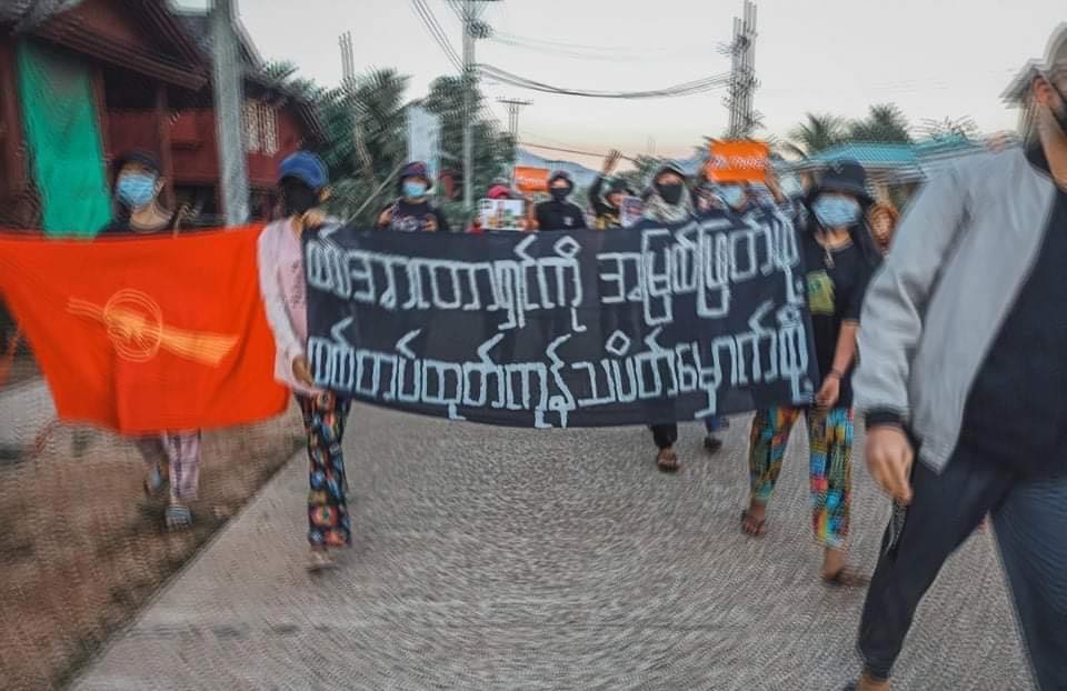Myanmar_Now_Eng's tweet photo. Youth and members of the student union in Tanintharyi's Launglon Township staged a protest this morning (Dec 8), calling the public to boycott goods related to the military junta. 

Photos: CJ

#WhatsHappenigInMyanmar https://t.co/CT3lk93w04
