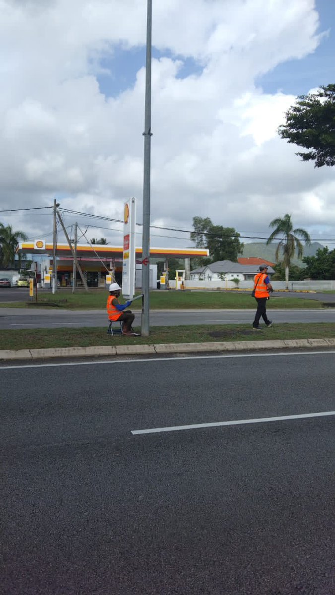 jkrkemaman's tweet photo. Kerja-Kerja Penyelenggaraan Lampu Jalan Persekutuan Laluan FT3 secara tenaga jabatan bermula dari Jambatan Mak Ekar Kerteh sehingga Kampung Baru Kerteh, Kemaman.@JKRTerengganu @yusufghani200 @HasliJKR @MoALiS114 @JKR_ckeTrg @sabira69914729 https://t.co/HlcKaQsjNJ