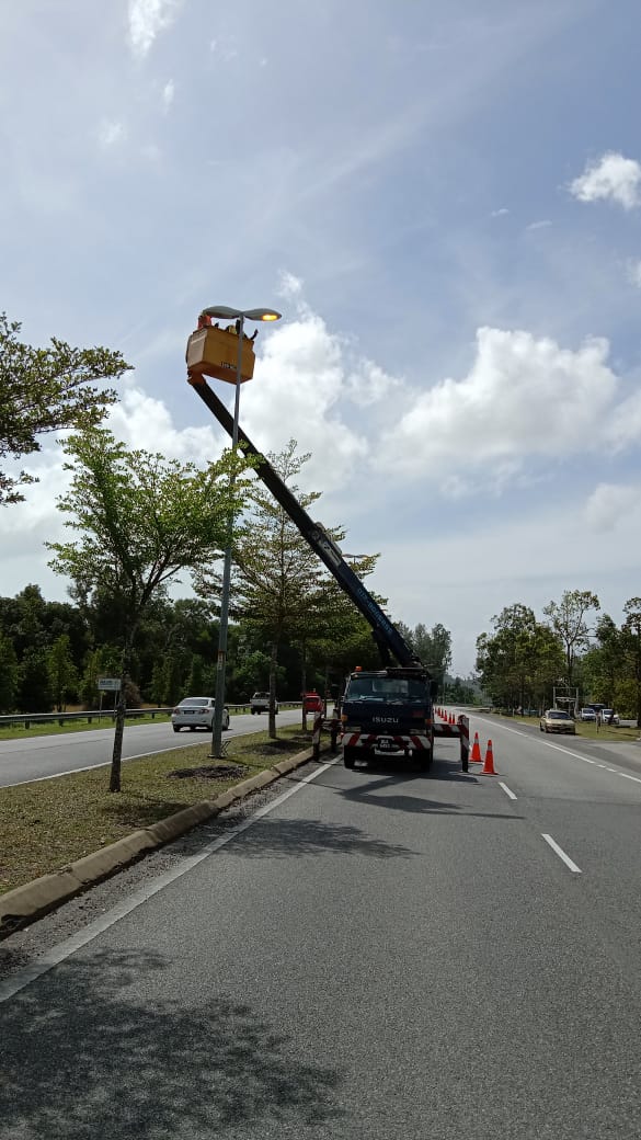 Kerja-Kerja Penyelenggaraan Lampu Jalan Persekutuan Laluan FT3 secara tenaga jabatan bermula dari Jambatan Mak Ekar Kerteh sehingga Kampung Baru Kerteh, Kemaman.<a href="/JKRTerengganu/">JKR Terengganu</a> <a href="/yusufghani200/">تذكرة</a> <a href="/HasliJKR/">Hasli Ibrahim (Ir. Dr.)</a> <a href="/MoALiS114/">MoALiS</a> <a href="/JKR_ckeTrg/">JKR CKE TRG</a> <a href="/sabira69914729/">sabira</a>