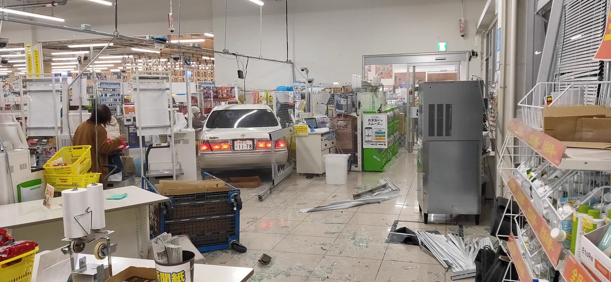 八代スーパーで買い物中に？目の前で車突っ込んできた！