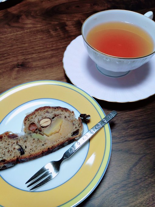 夕飯前だけどシュトーレンを食べちゃう人 