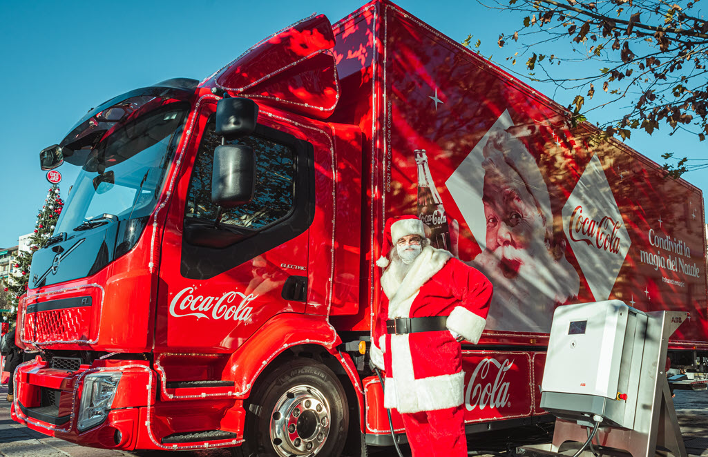 Santa travels electric!
Thanks to our partnership <a href="/CocaColaCo/">The Coca-Cola Co.</a> and <a href="/VolvoTrucks/">Volvo Trucks</a>, Santa Claus brings holiday greetings across Italy 🇮🇹 with a fully-electric truck. ⚡️ 
Read more: social.abb/santa-travels-…
#ABB #sustainability #ElectricVehicles