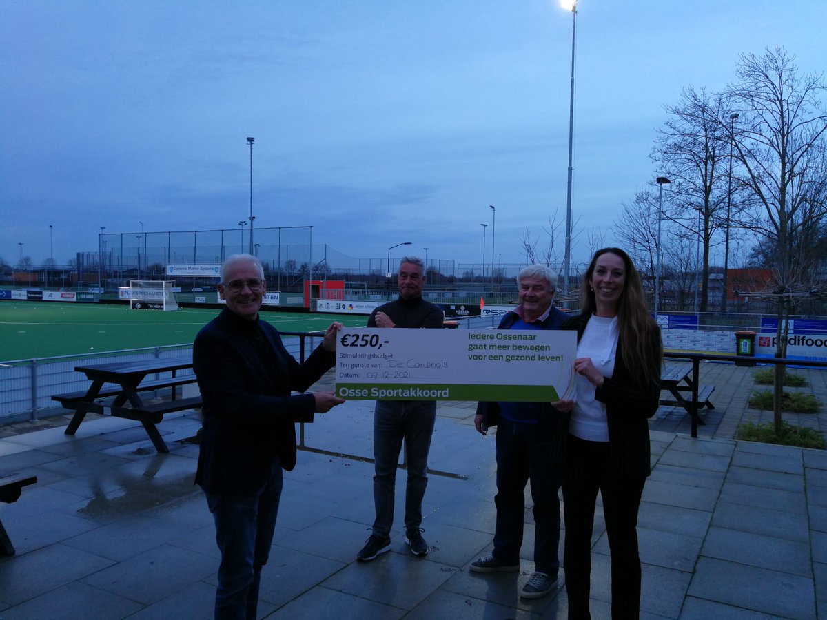 SEC_Oss's tweet photo. Gisteren ontvingen @DeMaasdijk, @Handbaldynamico, @CardinalsOss en @MonkeyMovesNL een cheque van €250,- van @keesvangeffen. De ideeën die deze organisaties hebben sluiten aan bij de ambities van het Osse Sport- en Preventieakkoord. Lees meer via https://t.co/GoOMUmsFHc. https://t.co/oqYngwR82K
