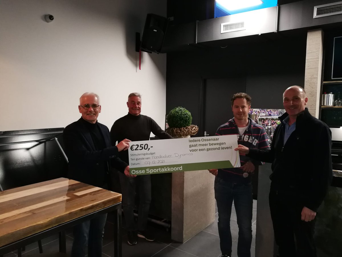 SEC_Oss's tweet photo. Gisteren ontvingen @DeMaasdijk, @Handbaldynamico, @CardinalsOss en @MonkeyMovesNL een cheque van €250,- van @keesvangeffen. De ideeën die deze organisaties hebben sluiten aan bij de ambities van het Osse Sport- en Preventieakkoord. Lees meer via https://t.co/GoOMUmsFHc. https://t.co/oqYngwR82K
