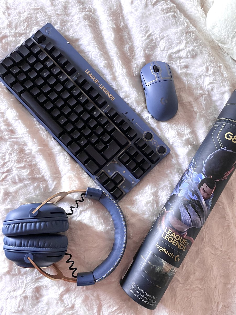 shynouh's tweet photo. C’est noël 🎅 

@LogitechGFrance m’a envoyé une setup complet de leur dernière collection et j’ai la chance de pouvoir vous faire gagner la même chose ! 😍🎁

Du coup pour participer :
✅ Follow @shynouh et @LogitechGFrance 
🔁 RT le tweet 
👯‍♀️ Cite un ami

#Playwithlegends ❤️ https://t.co/VfjS7nSBkH