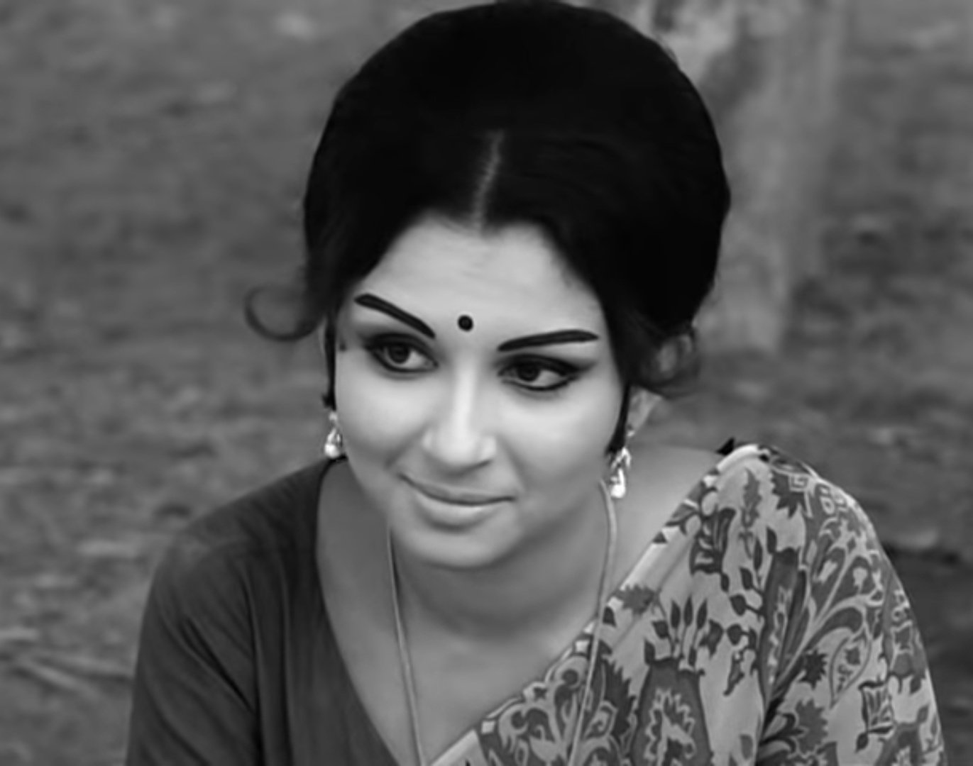 Happiest Happy Birthday Sharmila Tagore Ma\am, the living LEGEND .
Thank you so much for Everything 
