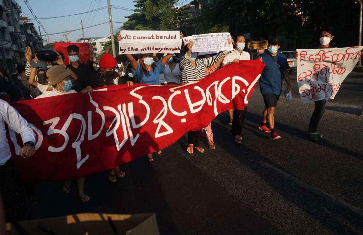 Myanmar_Now_Eng's tweet photo. Yangon-based university student unions led a protest against Myanmar's military dictatorship this morning (Dec 8), three days after military trucks rammed into unarmed protesters in Yangon, killing some and arresting others. 

Photos: CJ

#WhatsHappenigInMyanmar https://t.co/bNd3Ipl7zK