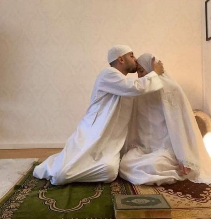 EngineerLarki's tweet photo. Marry someone who will encourage you, control your anger with his love, elevate your Imaan and most importantly bring you closer to Allah. Marry someone with good Akhlaq and Deen, everything else is secondary. 💛 https://t.co/eTpVOEStCG
