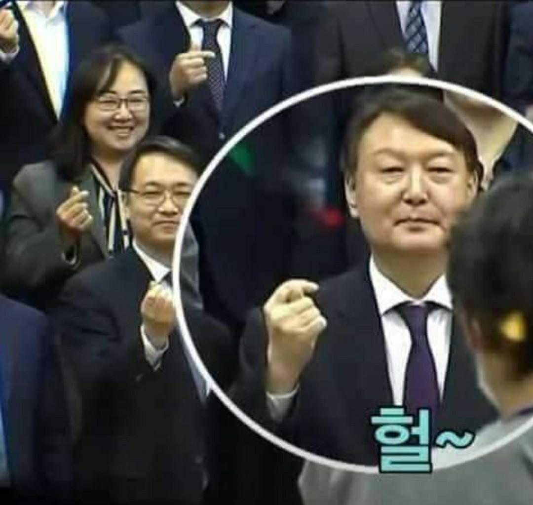 TV토론 회피하는 윤석열의  후보지위 박탈 캠페인을 시작합시다!

뺑돌뺑돌 낮술이나 먹고 
다니면서 국민들은 AI 🐕 소리나 들으라고 엿먹이는 
후보는 더이상 대통령후보 자격이 없습니다. 

문화강국 대한민국 주권자로서 여러후보의 정치철학은 반드시 
듣고 대한민국의 미래를 결정해야 합니다.