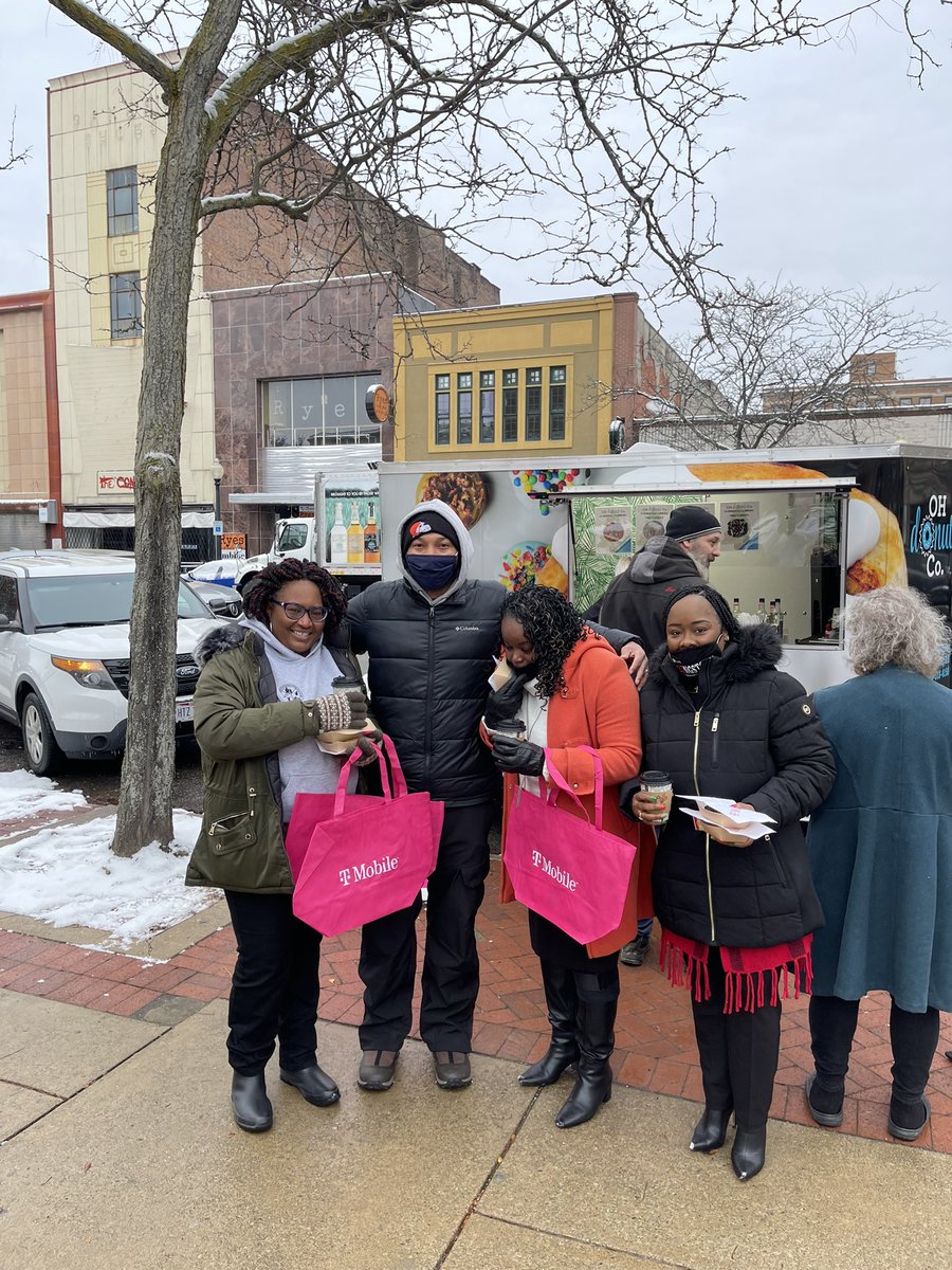 Essential Worker Tour continues. Warming everyone up with coffee and donuts to start their day <a href="/jasonjonesmi/">JJ</a> <a href="/DianeOddo/">Diane Oddo</a> <a href="/CleveJaye/">JayeJaye</a> <a href="/Leenasays/">Leena</a> @MagentaAshley1 <a href="/HollLa_uren/">Lauren Holl</a> #TMobileGoesLocal