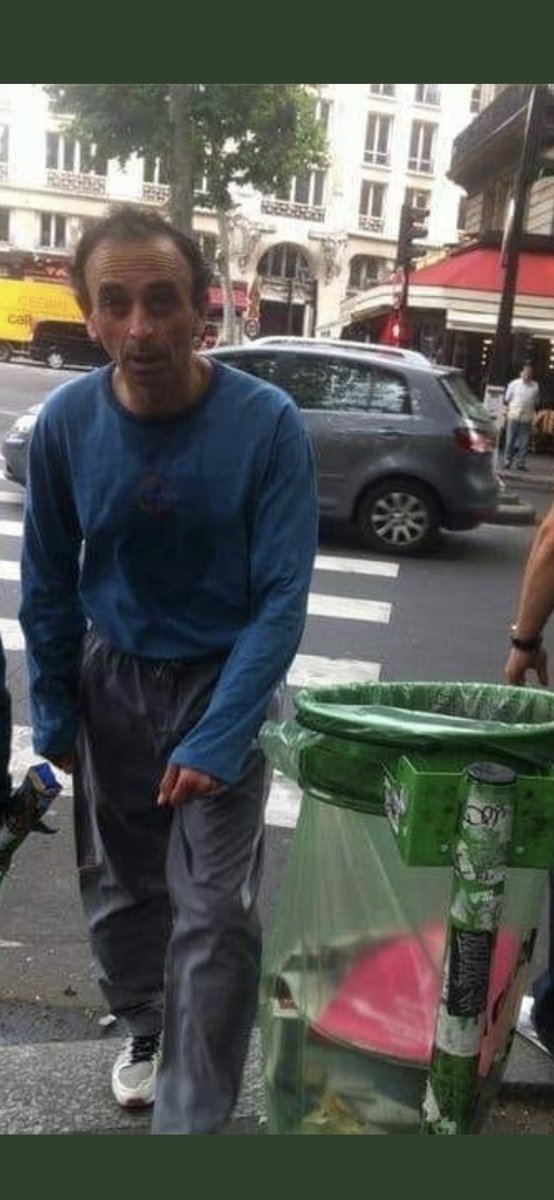 MystereMister's tweet photo. Sur cette photo il y a un tas de déchets…. Et à droite c’est une poubelle.
#saccageparis
#saccagepolitique
#semainedelamode
#zemmour https://t.co/snWZ8IOdCI