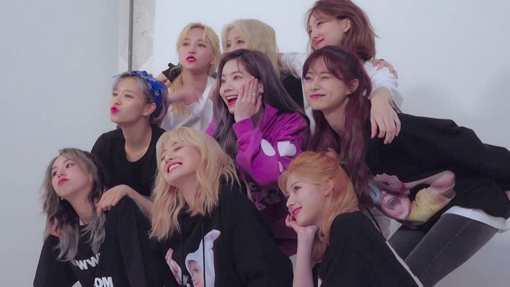 valirynnn's tweet photo. ONCE/S!

please, kindly vote #TWICE @ #MAMAVOTE , right now.

we need to widen the gap beforehand, or else.
just spend some minute/s to vote for them. It's easy if you give your best and time to vote. so please, vote now.

#TWICE #najeongmosahyomidahchaetzu #SCIENTIST #Doughtnut https://t.co/HDM6wwozlV