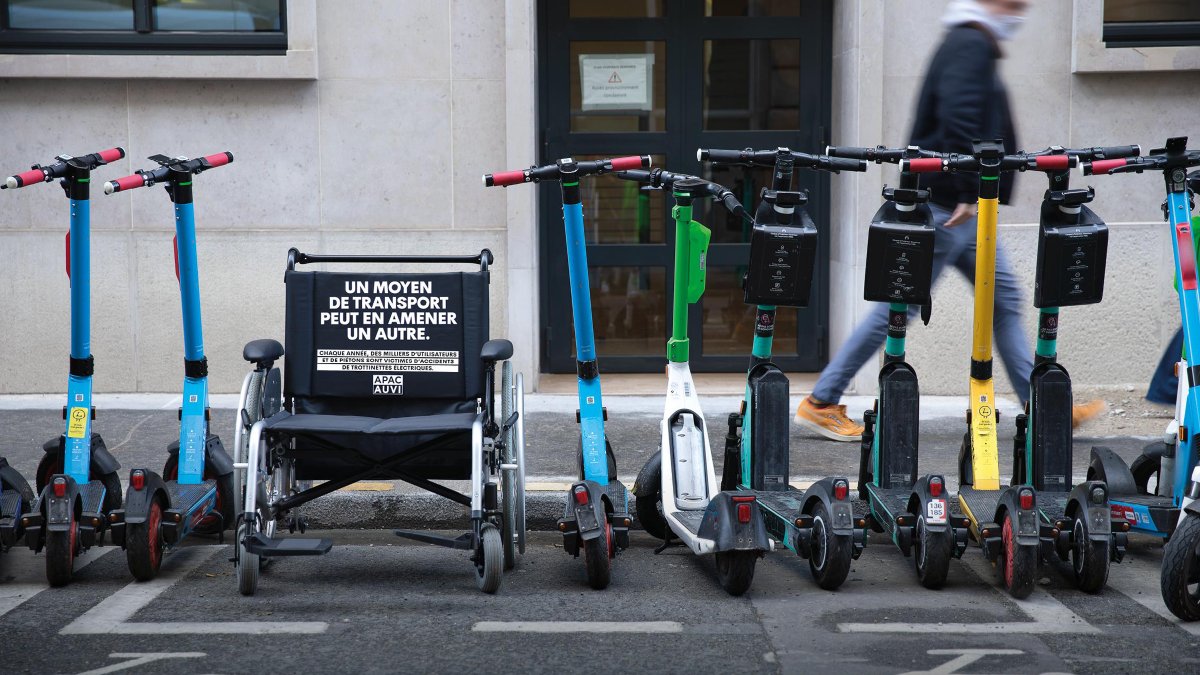 creapills's tweet photo. À Paris, l'association APACAUVI a installé des fauteuils roulants sur les parkings à trottinettes pour sensibiliser contre les incivilités des deux roues 🛴

Plus d’infos : https://t.co/7kdYMfRsOu https://t.co/V2sG4WIUc5
