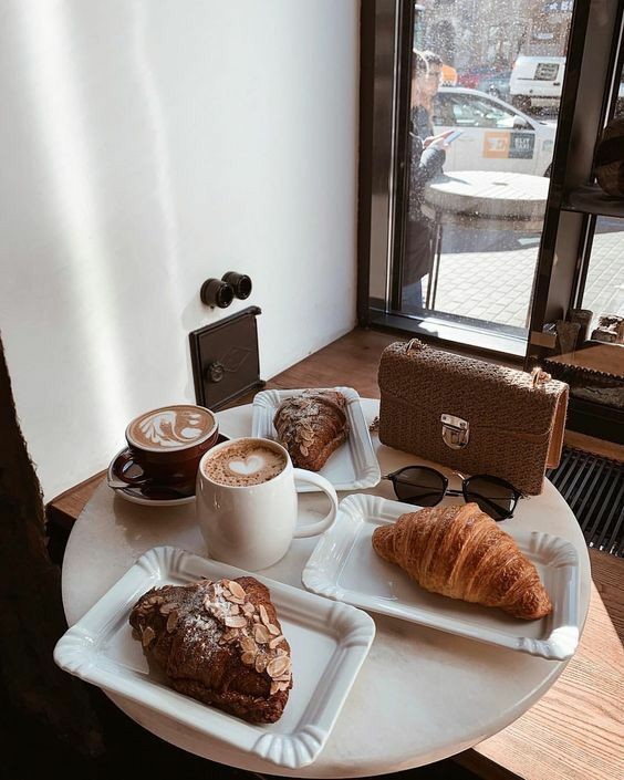 CarlosAHG1's tweet photo. la vida es tan incierta  que cuando se presenta la felicidad aprovecha la buen día  café? https://t.co/HjeL2lMqVl