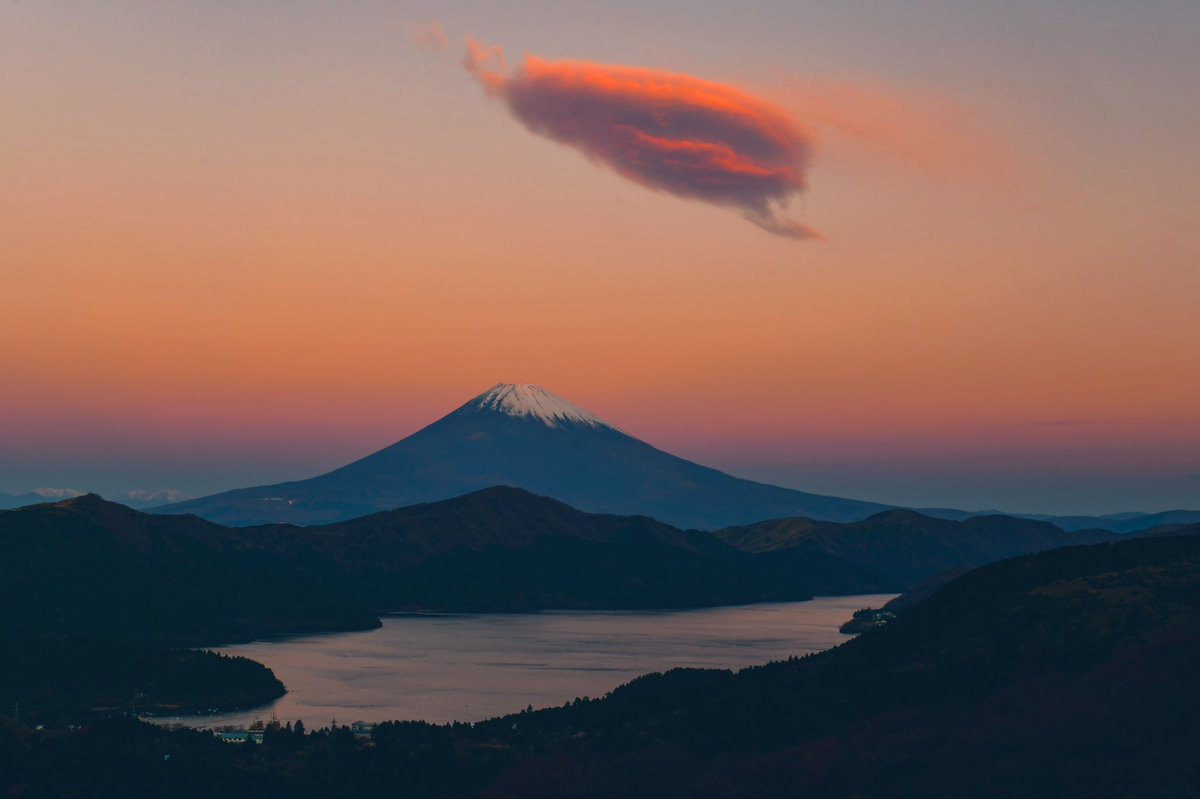 先日の光景です。素晴らしい吊るし雲と富士山でした。