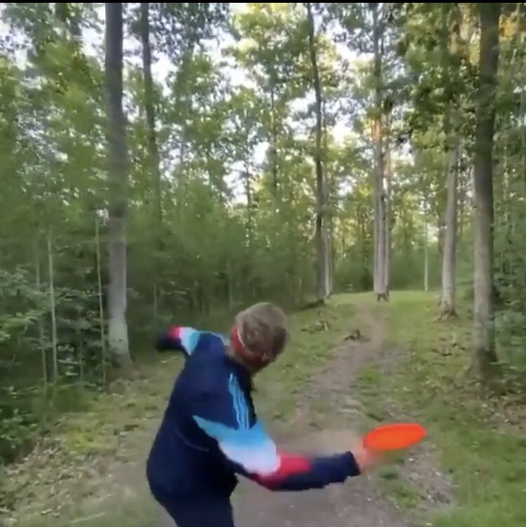 BrixtonDiscGolf's tweet image. Does anybody know who this guy is? Forehand ace with contagious laughter? It’s an iconic disc golf moment and it deserves an iconic disc golf card. Link to video. reddit.com/r/ContagiousLa…