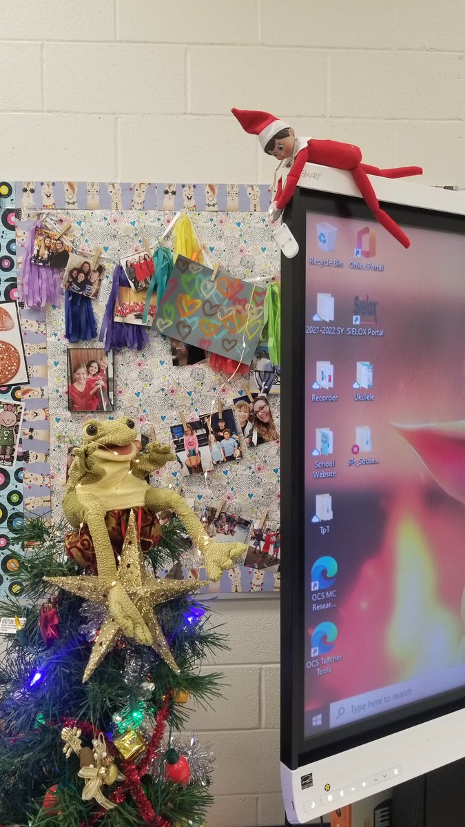 sbmchoir25's tweet photo. Figaro the Music Class elf had some fun yesterday with my Christmas tree... #sillyelf https://t.co/8ODNRCuXiI