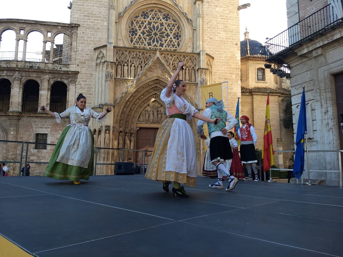 JCF_Valencia's tweet photo. 🥁🩰 Dimecres festiu i nova sessió de #BallsalCarrer a la plaça de la Mare de Déu!

📌Hui han actuat els grups de les comissions:
🔸 Pius Xll - Jaume Roig
🔸 @ArasAlpuente59 
🔸 @FCeramista 
🔸 @rmaeztuhfurio 

Ens veiem de nou el diumenge 12 de desembre!🙌

#CulturaJCF #Falles22 https://t.co/991r2k7phi