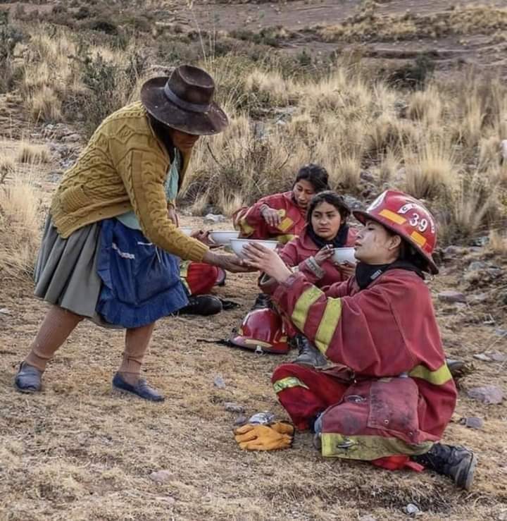 juliaelena23's tweet image. Un claro ejemplo de que, se puede escasear de dinero, pero la riqueza del hombre está en sus actos. 

Señora invitando caldo a los bomberos que atendieron la emergencia forestal en Cusco.
Compañía de bomberos Unidad N° 39 - Cusco